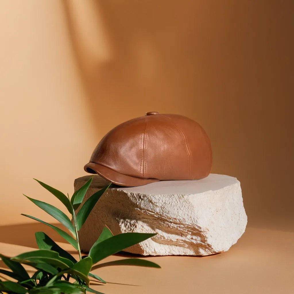 Casquette Gavroche posée sur une surface en bois