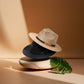 Vue latérale d'un Fedora avec un anneau doré élégant