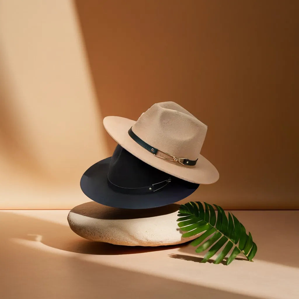 Vue latérale d'un Fedora avec un anneau doré élégant