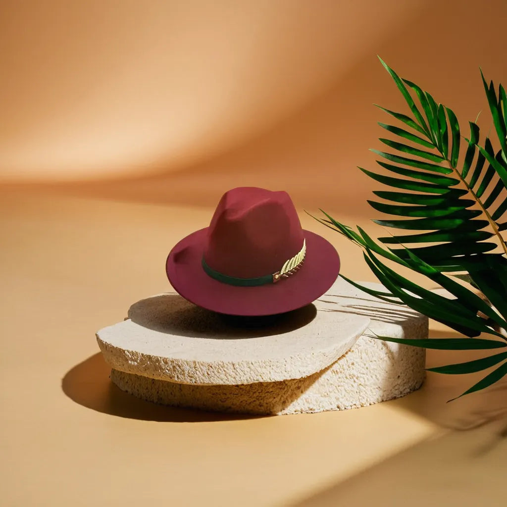 Chapeau Fedora marron posé sur une table en bois