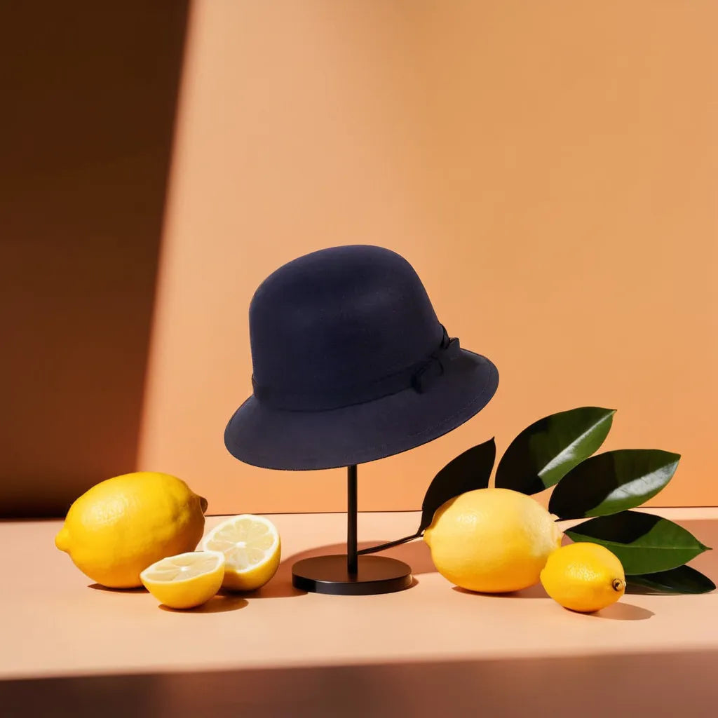 Gros plan sur un chapeau cloche en feutre gris