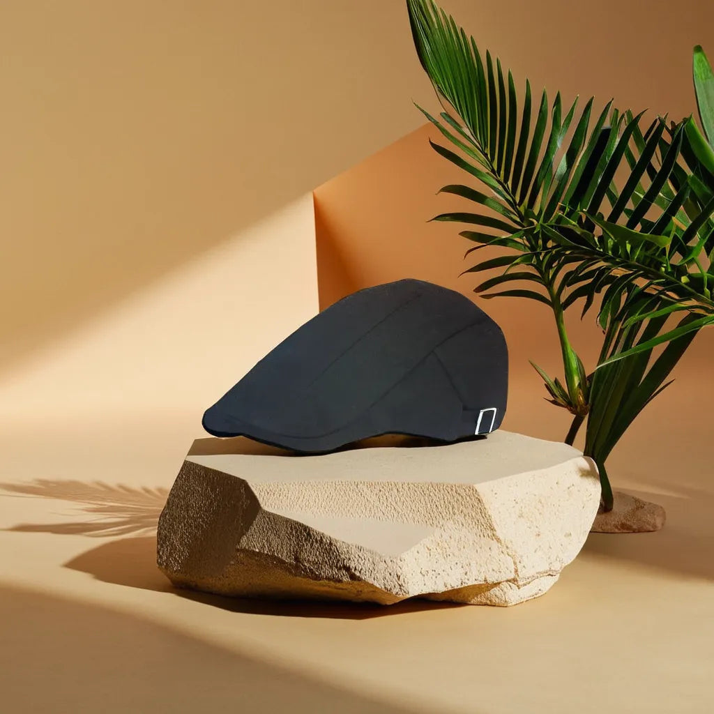 Vue latérale d'un homme avec béret, ambiance citadine