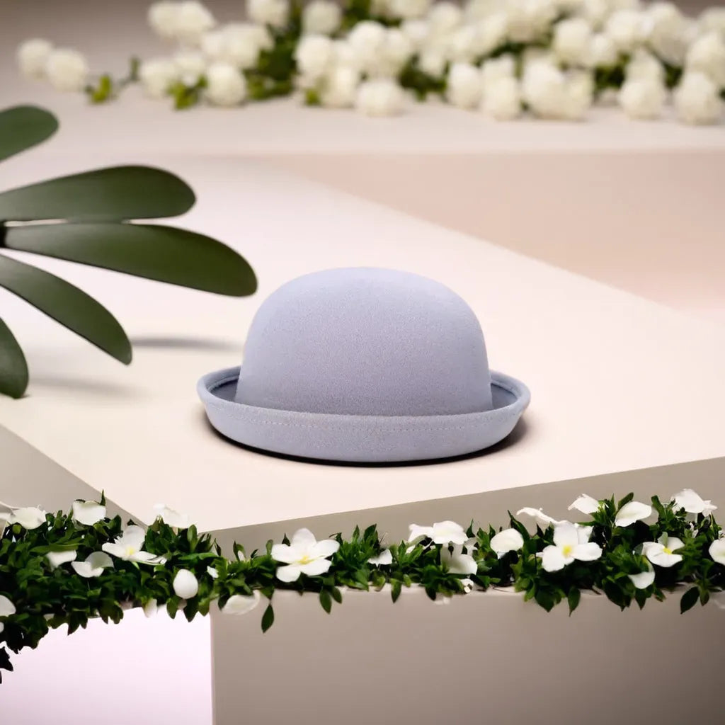 Vue latérale d'un chapeau melon, mettant en valeur sa courbure élégante