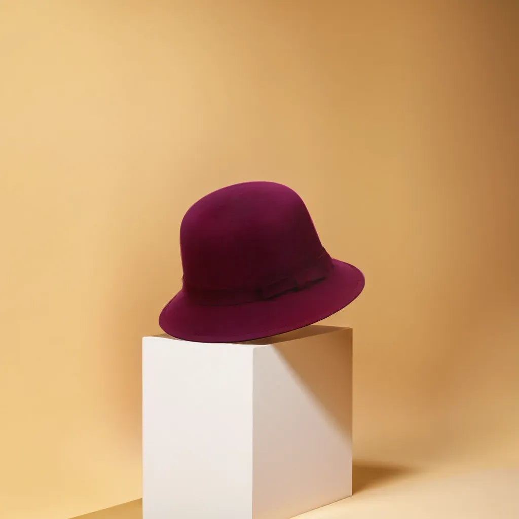 Vue latérale d'un chapeau cloche en laine bleu marine