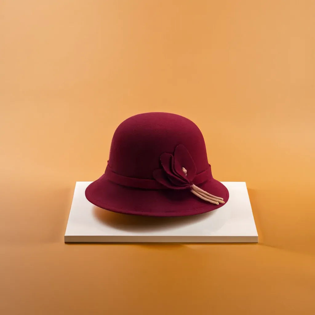 Gros plan sur un chapeau cloche en feutre, style rétro