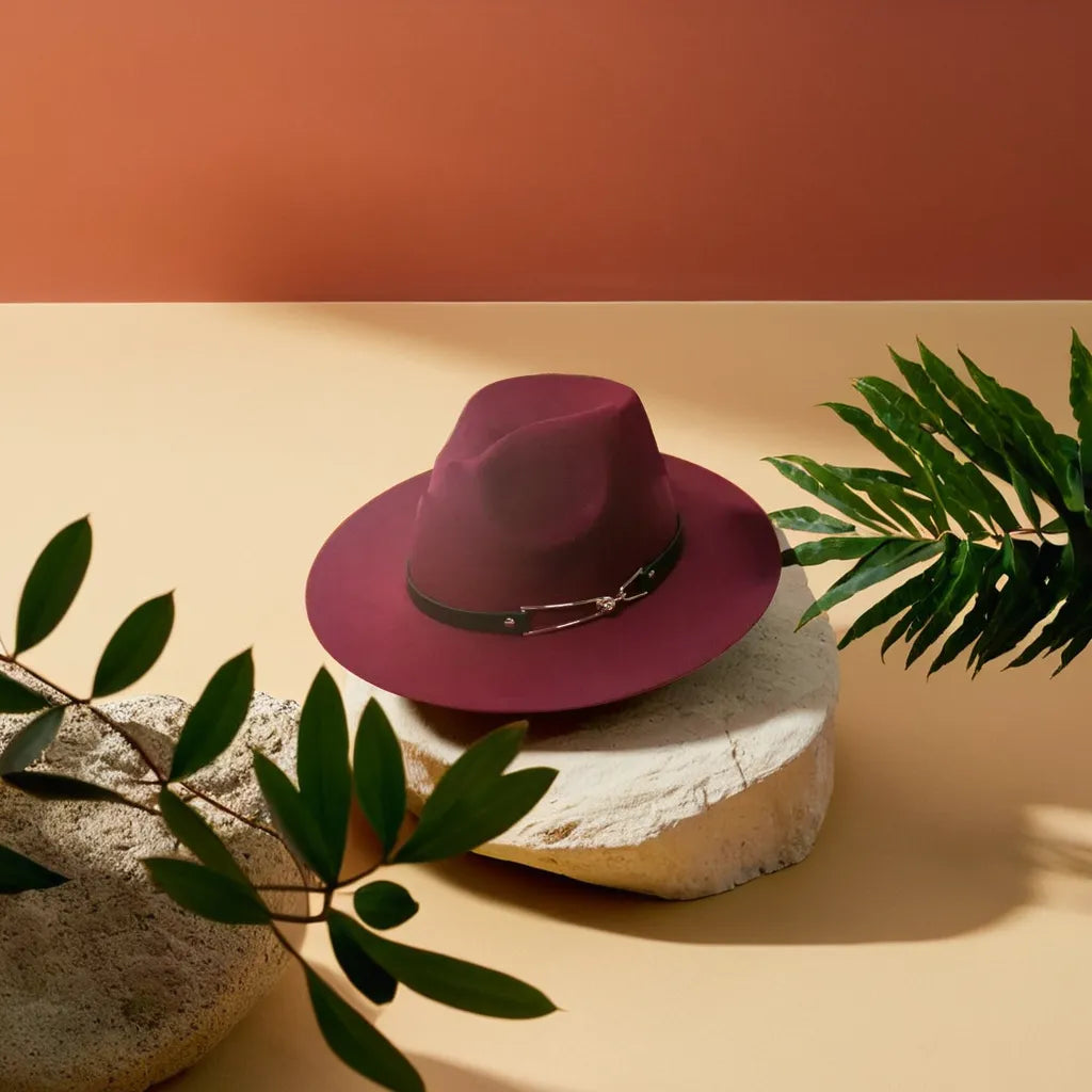 Fedora en laine avec bandeau doré sur fond neutre