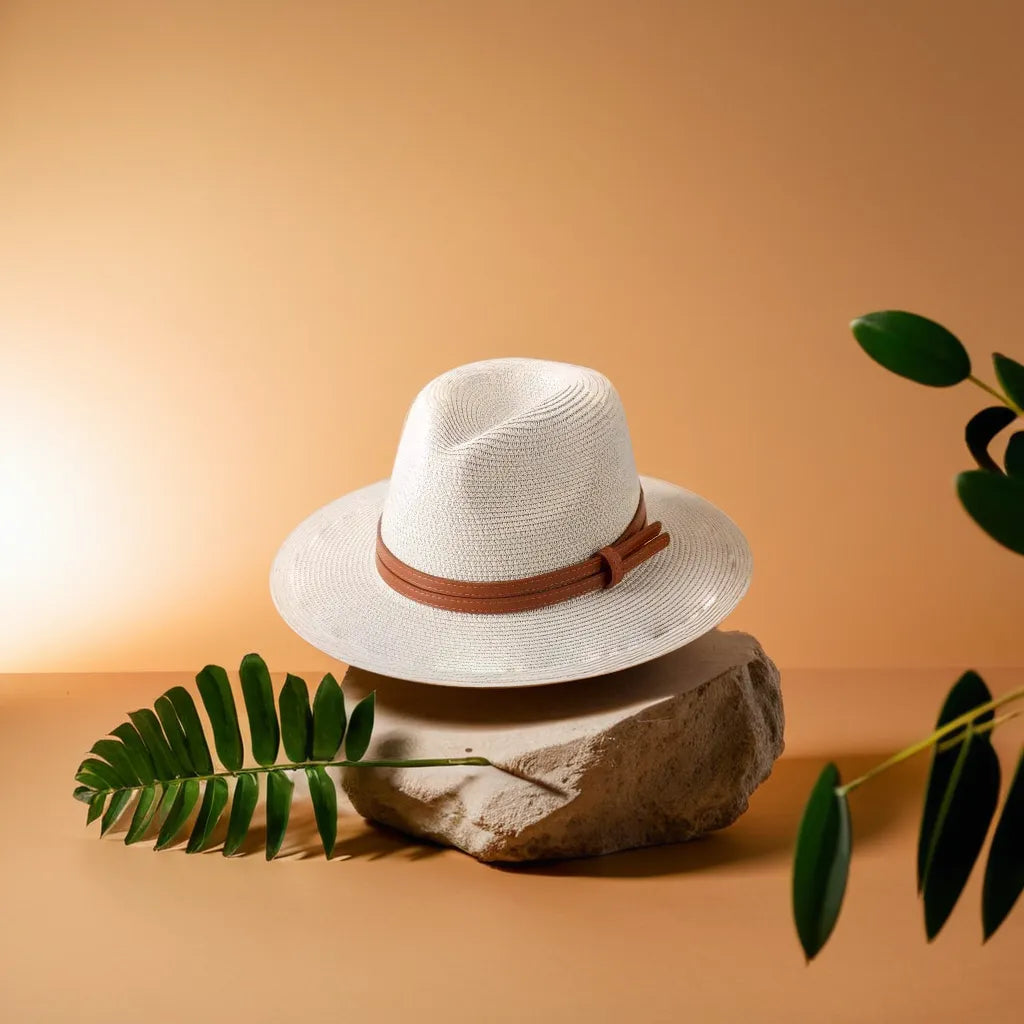 Chapeau Panama avec ruban noir sur fond blanc