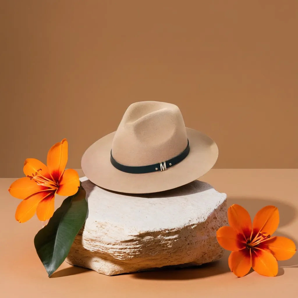 Vue latérale d'un chapeau Fedora avec bord large