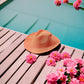 Gros plan sur le tissage du chapeau de paille