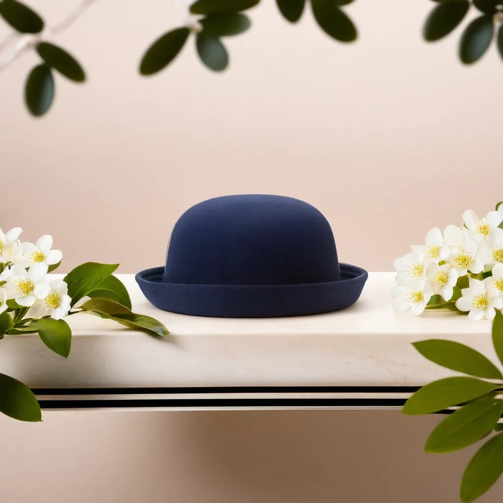 Chapeau melon avec doublure intérieure visible, posé sur une table