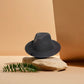 Gros plan sur la texture du tissu d'un chapeau Fedora
