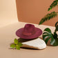 Chapeau Fedora coloré posé sur une table en bois