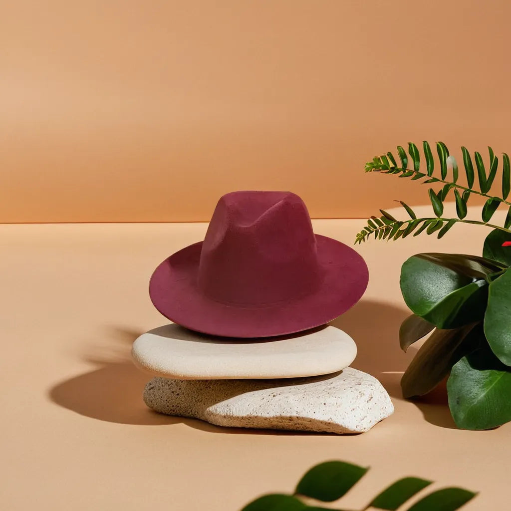 Chapeau Fedora vu de côté, montrant sa forme élégante