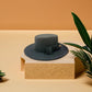 Gros plan sur le bord du chapeau en coton beige