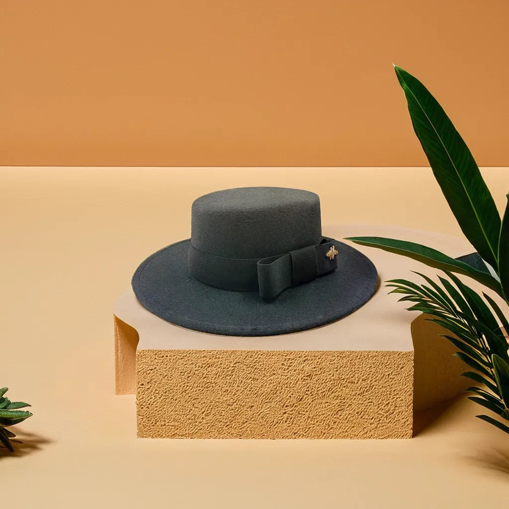 Gros plan sur le bord du chapeau en coton beige