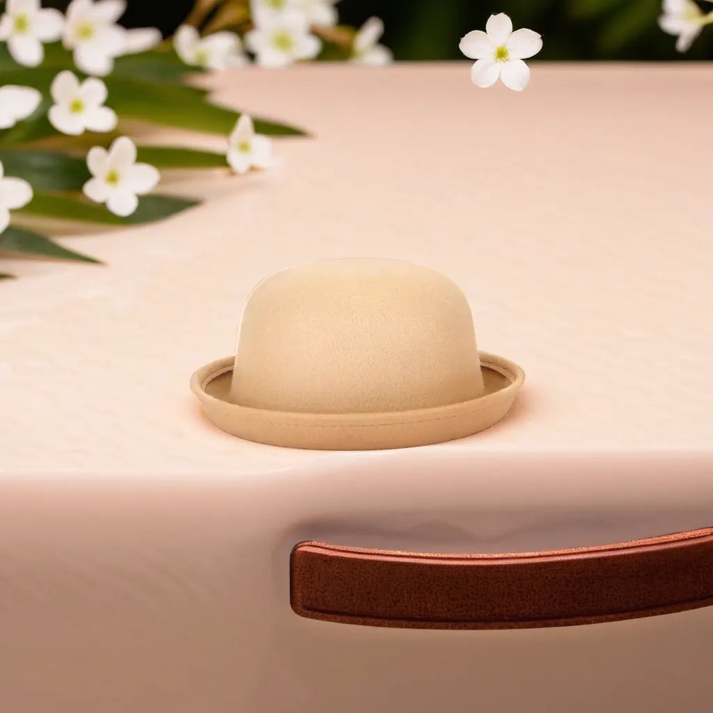Chapeau melon classique en feutre, avec une bordure légèrement relevée