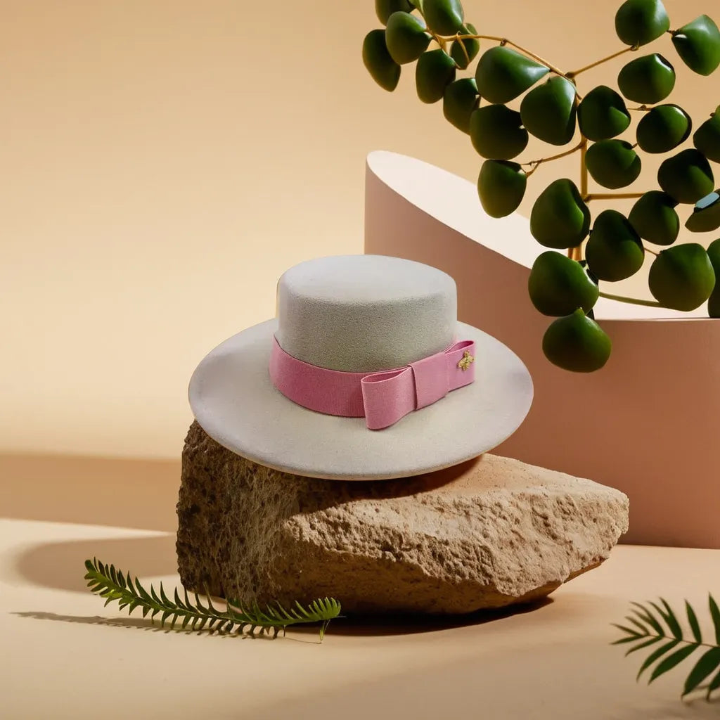 Chapeau beige en coton sur fond blanc, vue de profil