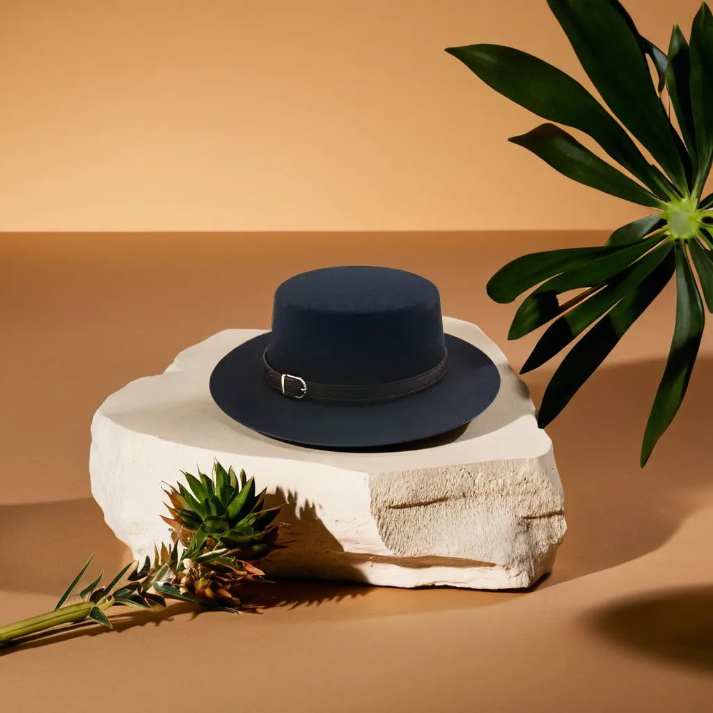Gros plan sur les détails d'un chapeau Fedora en feutre