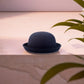 Chapeau melon vu de dessus, montrant sa forme ronde et symétrique