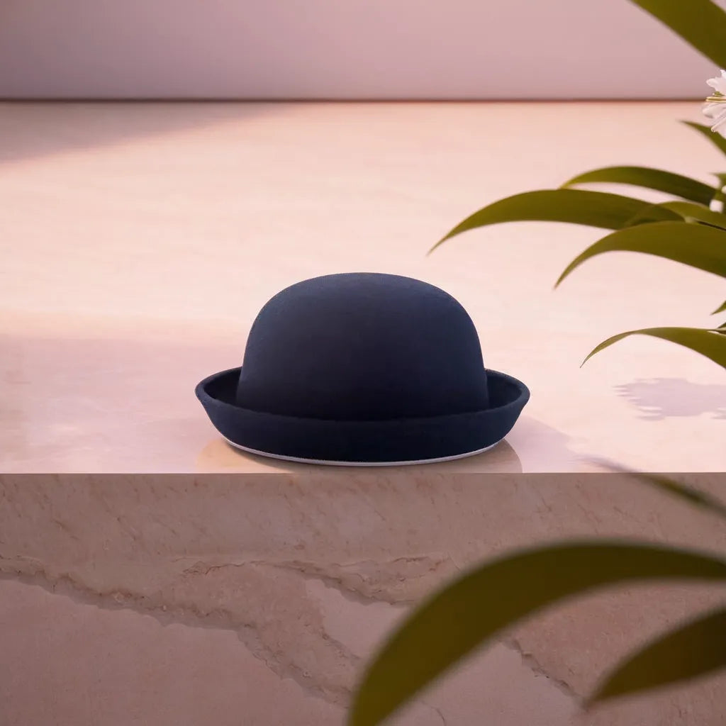 Chapeau melon vu de dessus, montrant sa forme ronde et symétrique