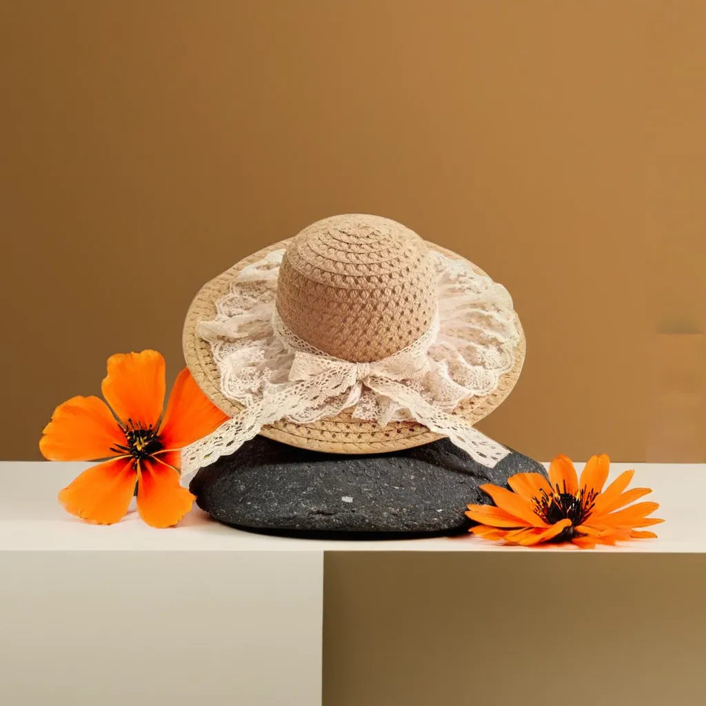 Gros plan sur la texture tressée du chapeau de paille