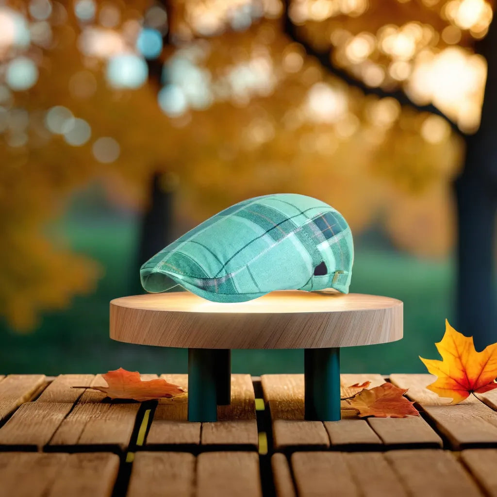 Béret élégant posé sur une table en bois clair