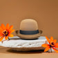 Vue de dessus d'un chapeau melon avec ruban noir