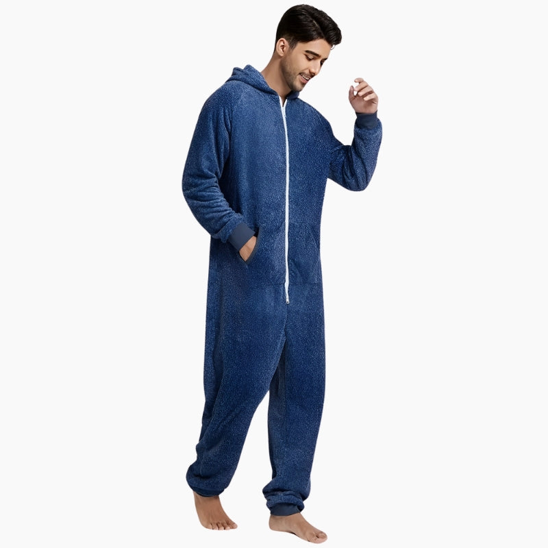 Homme portant une combinaison plaid bleu marine avec capuche