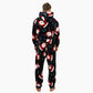 Homme portant une combinaison bleu marine avec motifs festifs