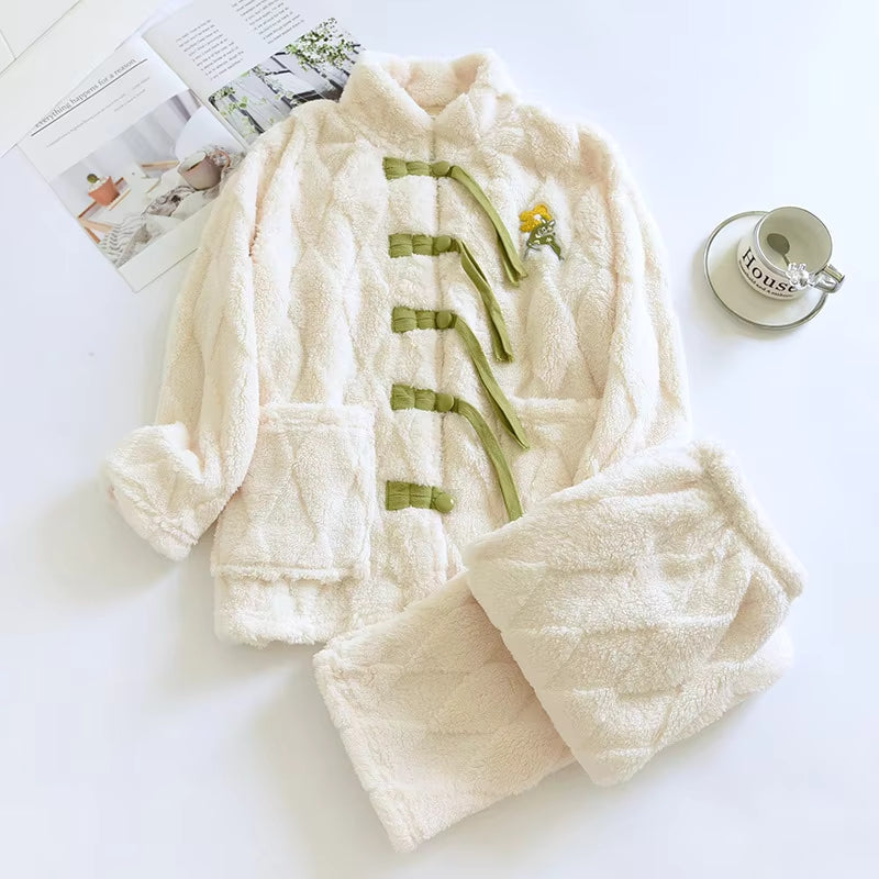 Ensemble pyjama blanc cassé avec boutons et poches visibles