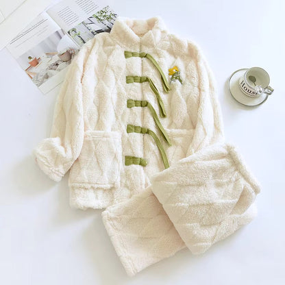 Ensemble pyjama blanc cassé avec boutons et poches visibles