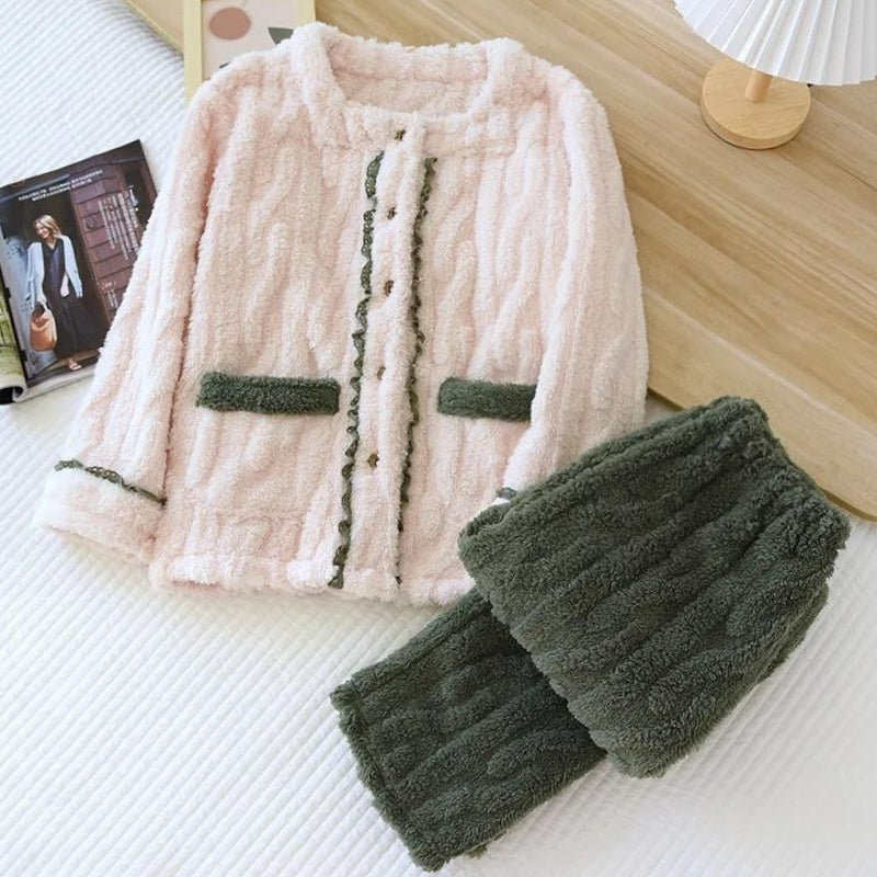 Ensemble complet pyjama crème et vert sur fond neutre