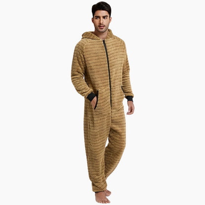 Homme portant une combinaison pyjama, confort et chaleur