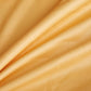 Installation facile de la housse jaune sur un coussin
