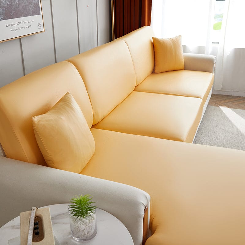 Housse jaune en simili cuir sur coussin de canapé