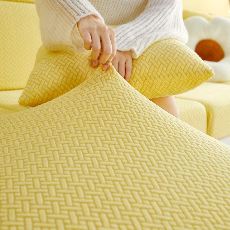 Housse polaire jaune sur canapé, motif laine visible