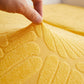 Housse polaire jaune avec motif palmier sur coussin de canapé