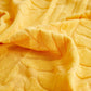 Détail du motif palmier sur la housse polaire jaune
