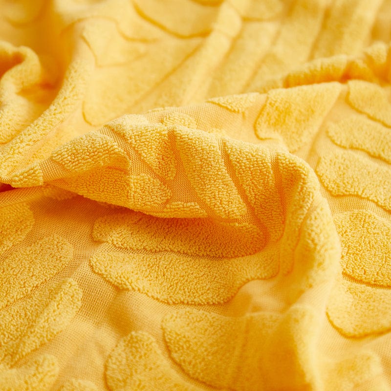 Détail du motif palmier sur la housse polaire jaune