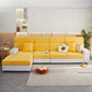 Coussin recouvert d'une housse polaire jaune, motif tropical