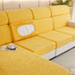 Vue latérale de la housse polaire jaune sur un coussin