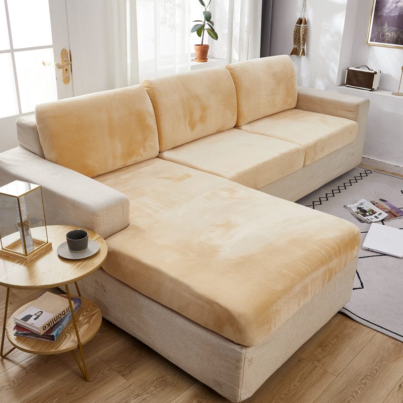 Housse en velours jaune pêche sur coussin de canapé