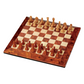 Jeu d'échecs classique en bois sur fond blanc