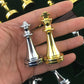 Jeu d'échecs avec pièces chromées sur plateau marron
