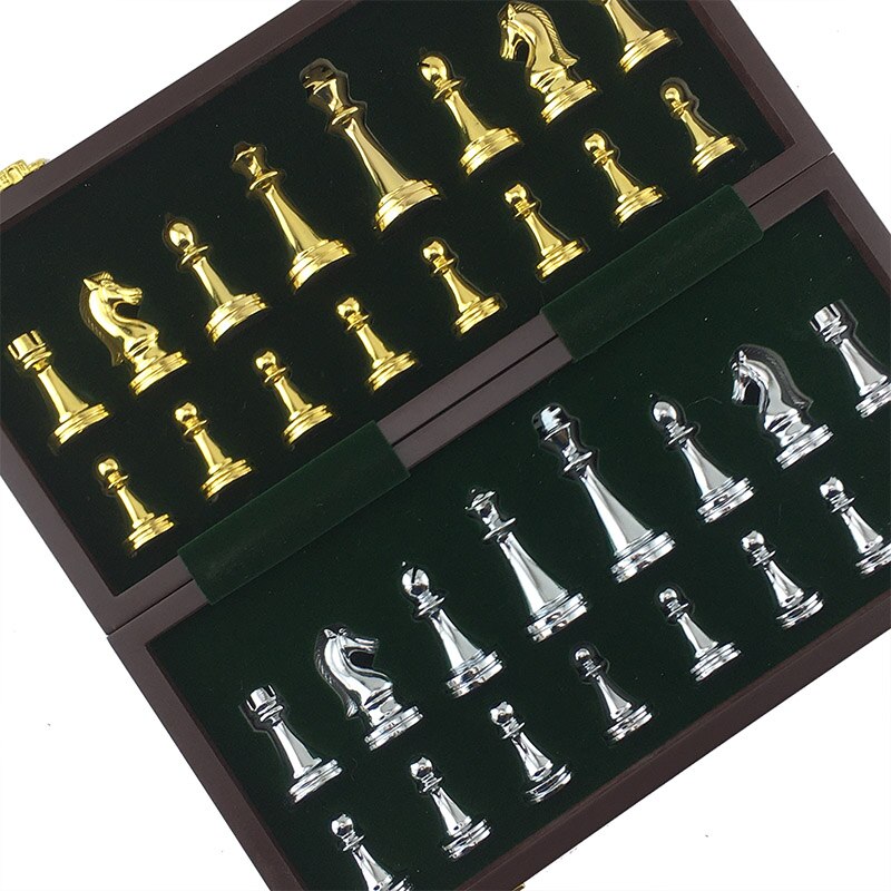 Détail des pièces d'échecs chromées sur plateau pliable