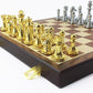 Jeu d'échecs en bois avec pièces chromées en gros plan