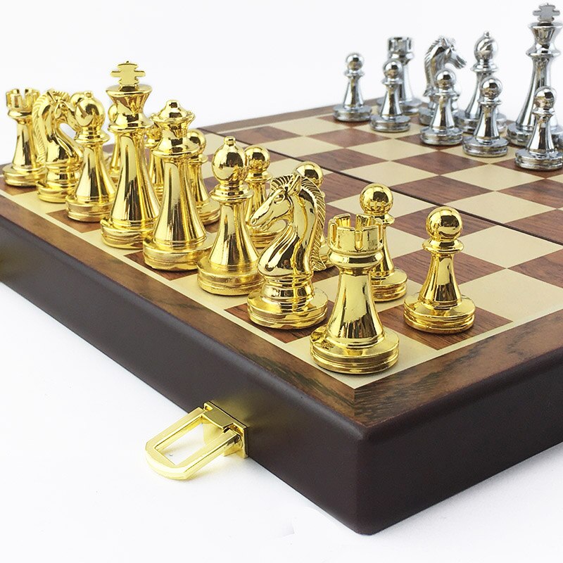 Jeu d'échecs en bois avec pièces chromées en gros plan