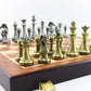 Détail des pièces mates sur plateau d'échecs en bois