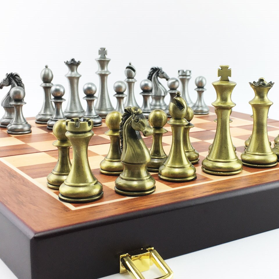 Détail des pièces mates sur plateau d'échecs en bois