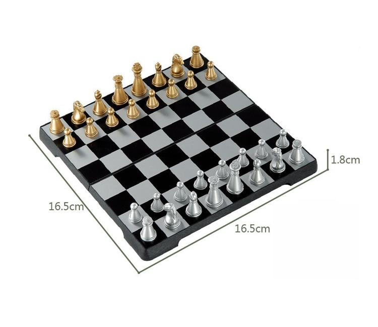 Vue rapprochée du plateau d'échecs pliable avec dimensions